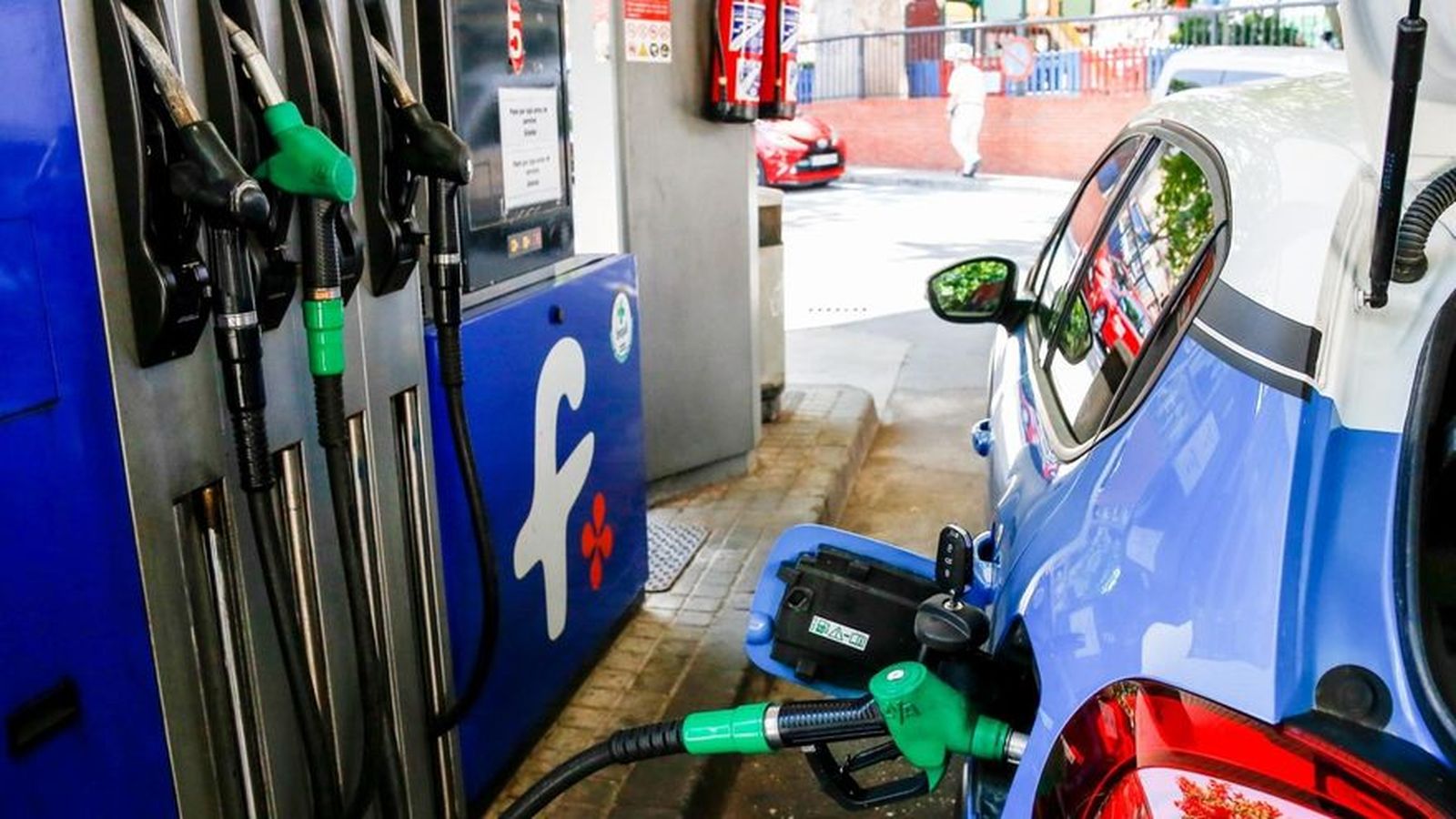 Imatge d'arxiu d'un cotxe repostant a una gasolinera