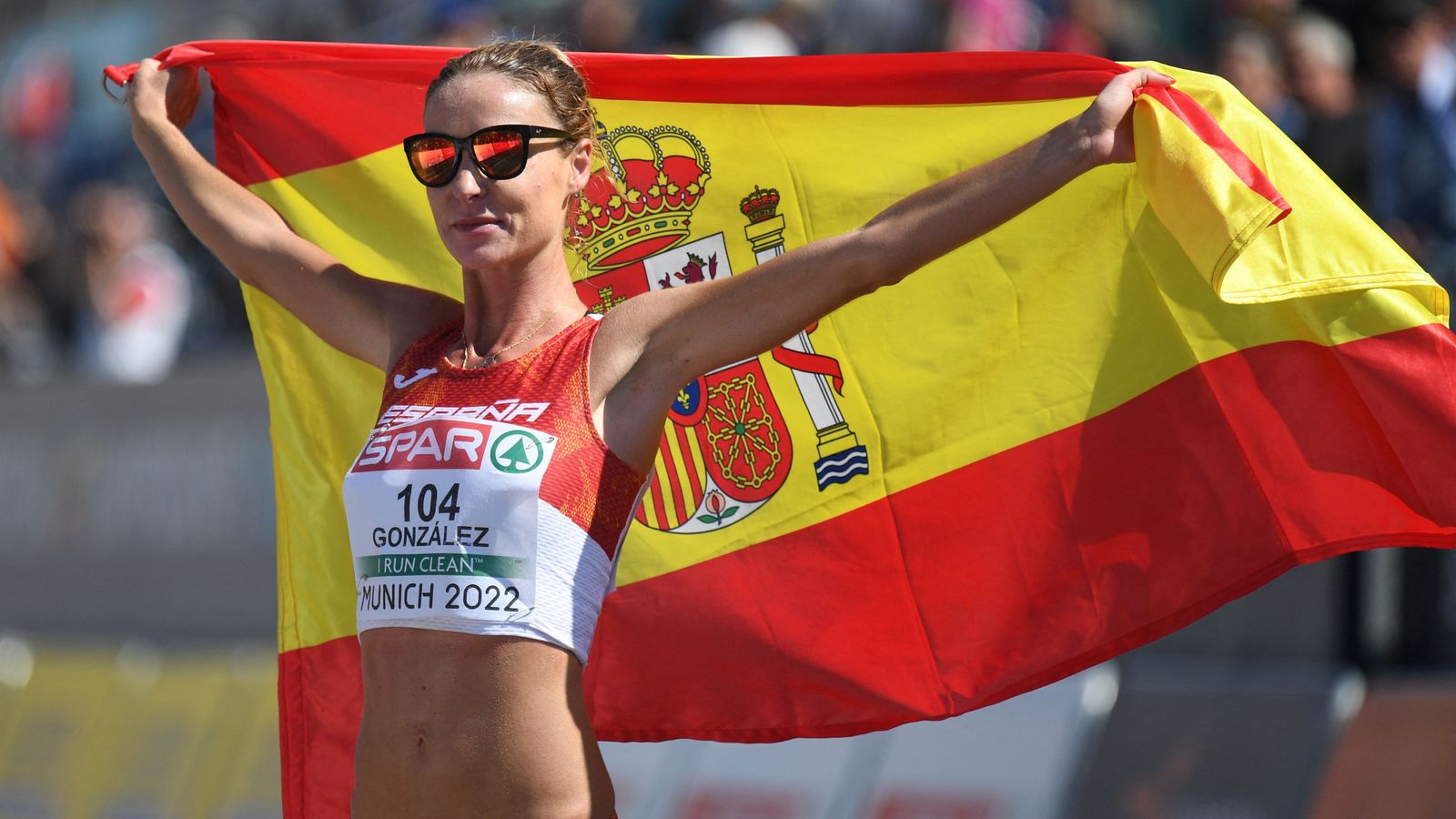 Raquel González, amb la bandera espanyola