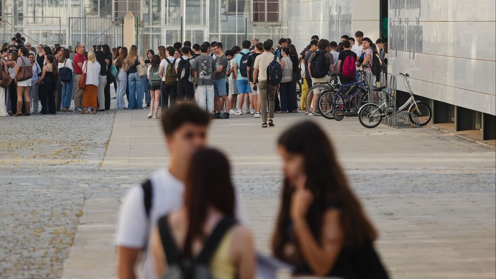 Alumnes abans de començar la PAU 2026 a la Universitat Politècnica de València, el passat 2 de juny