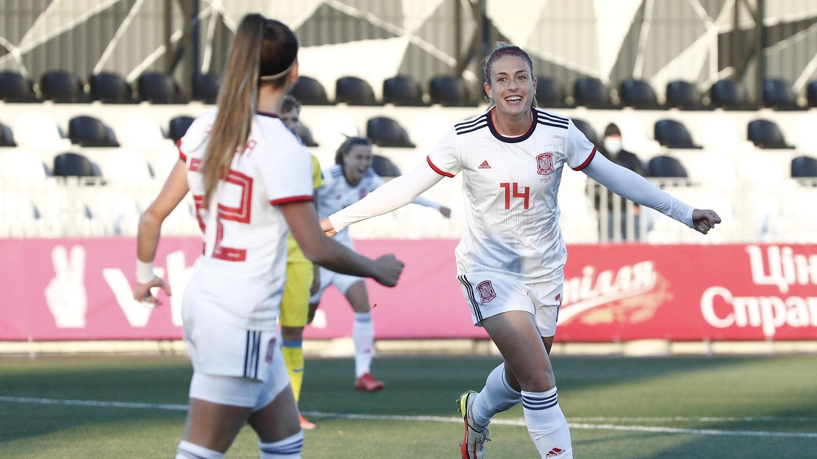 Alexia Putellas celebra el segon gol d'Espanya