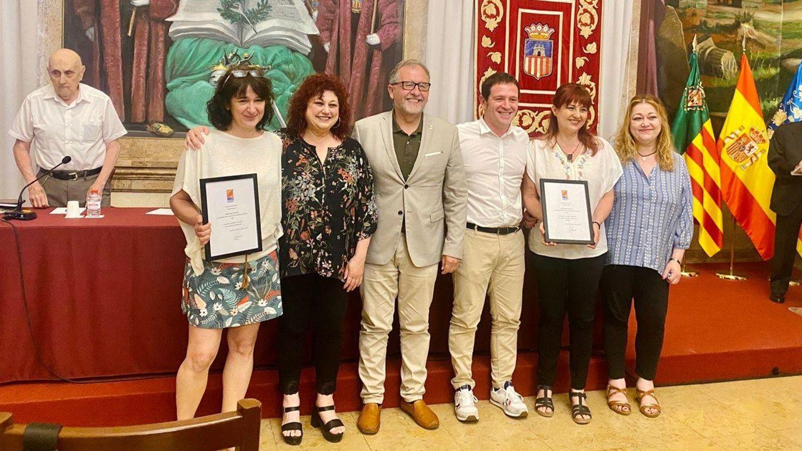 La directora del documental, Helena Sánchez i el grup Carraixet reben el premi d'Ignasi García, president de la Fundació Huguet