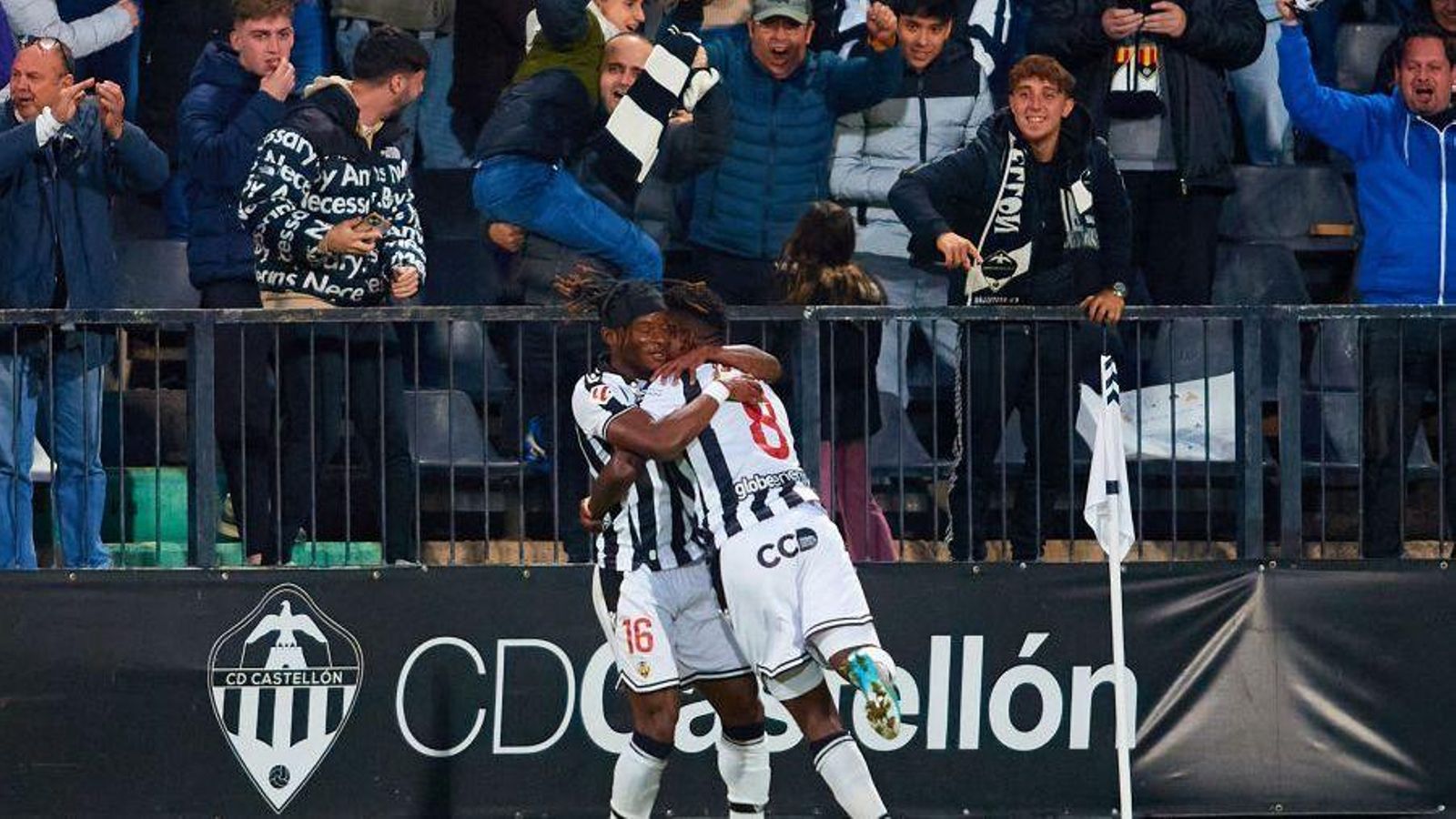 Cipenga i Mamah celebren un dels gols Cipenga i Mamah celebren un dels gols