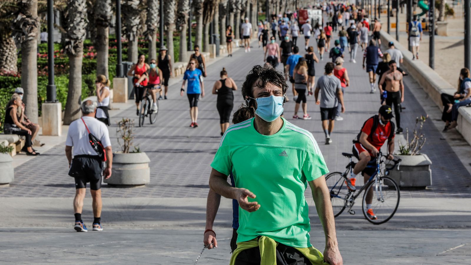 Esportistes passegen per la platja de la Malva-rosa de València