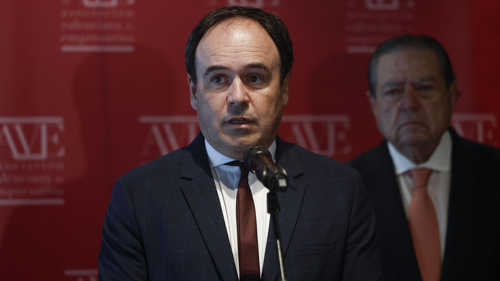 Pérez Llorca este dijous en compareixença davant els mitjans amb el president d'AVE, Vicente Boluda, després del ple de l'Associació Valenciana d'Empresaris