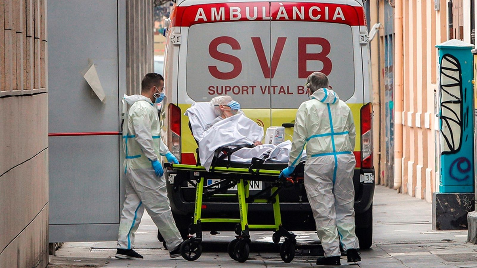 Trasllat a un hospital d'una dona de la residència d'ancians de Velluters de València al desembre