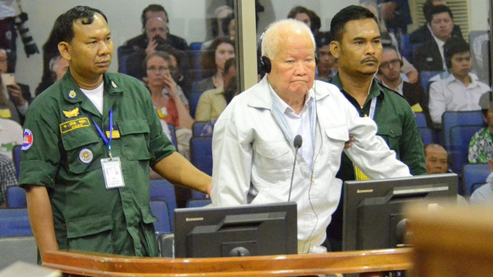 L'excap d'Estat del règim dels Khmers Rojos assisteix al juí en el tribunal internacional de Cambodja