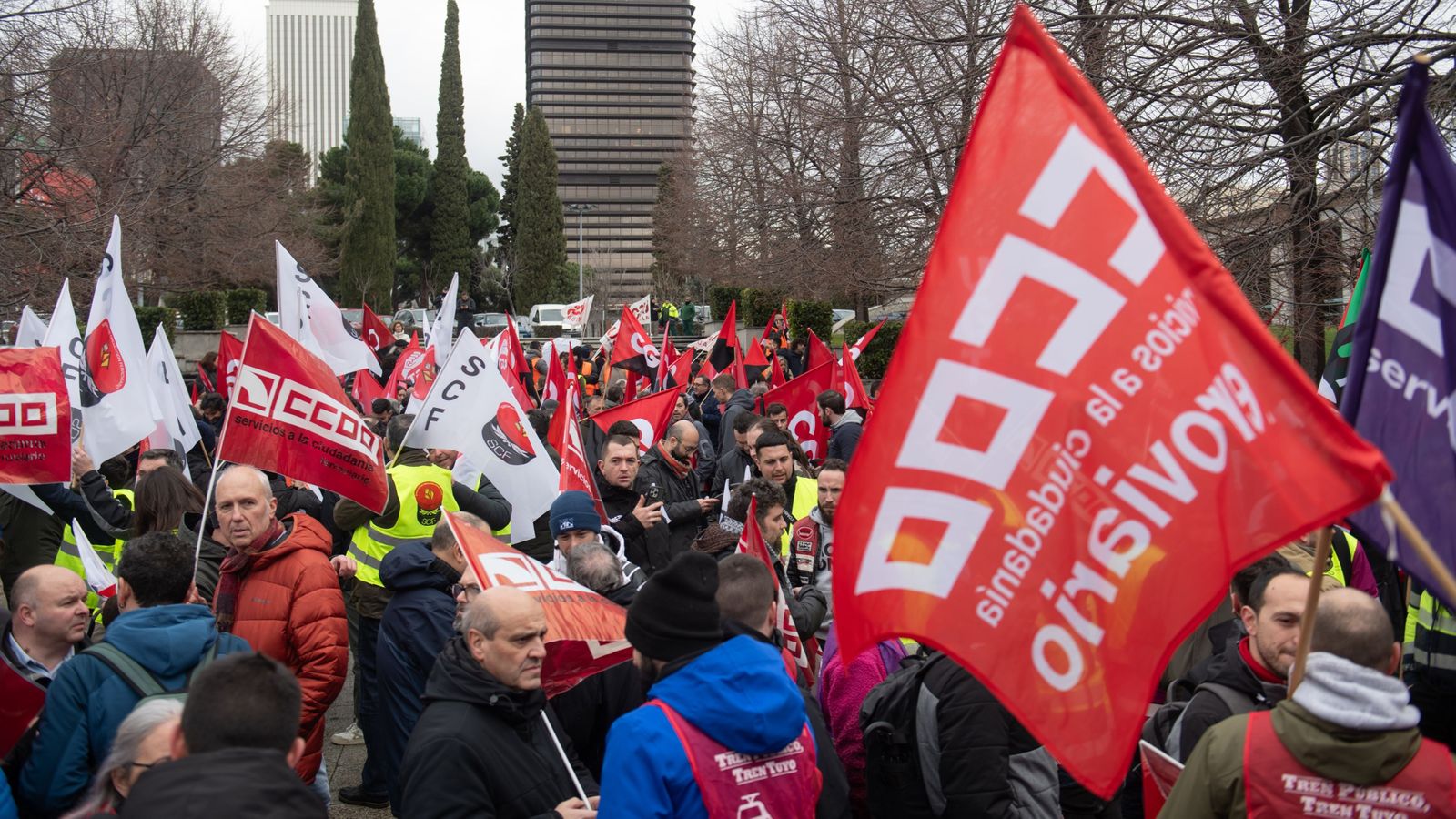 Desenes de persones durant una concentració després dels accidents de Adamuz i Gelida, este dimarts enfront del Ministeri de Transports, a Madrid