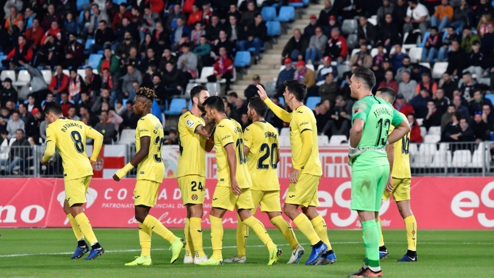 Santi Cazorla és felicitat pels companys després de fer un gran gol