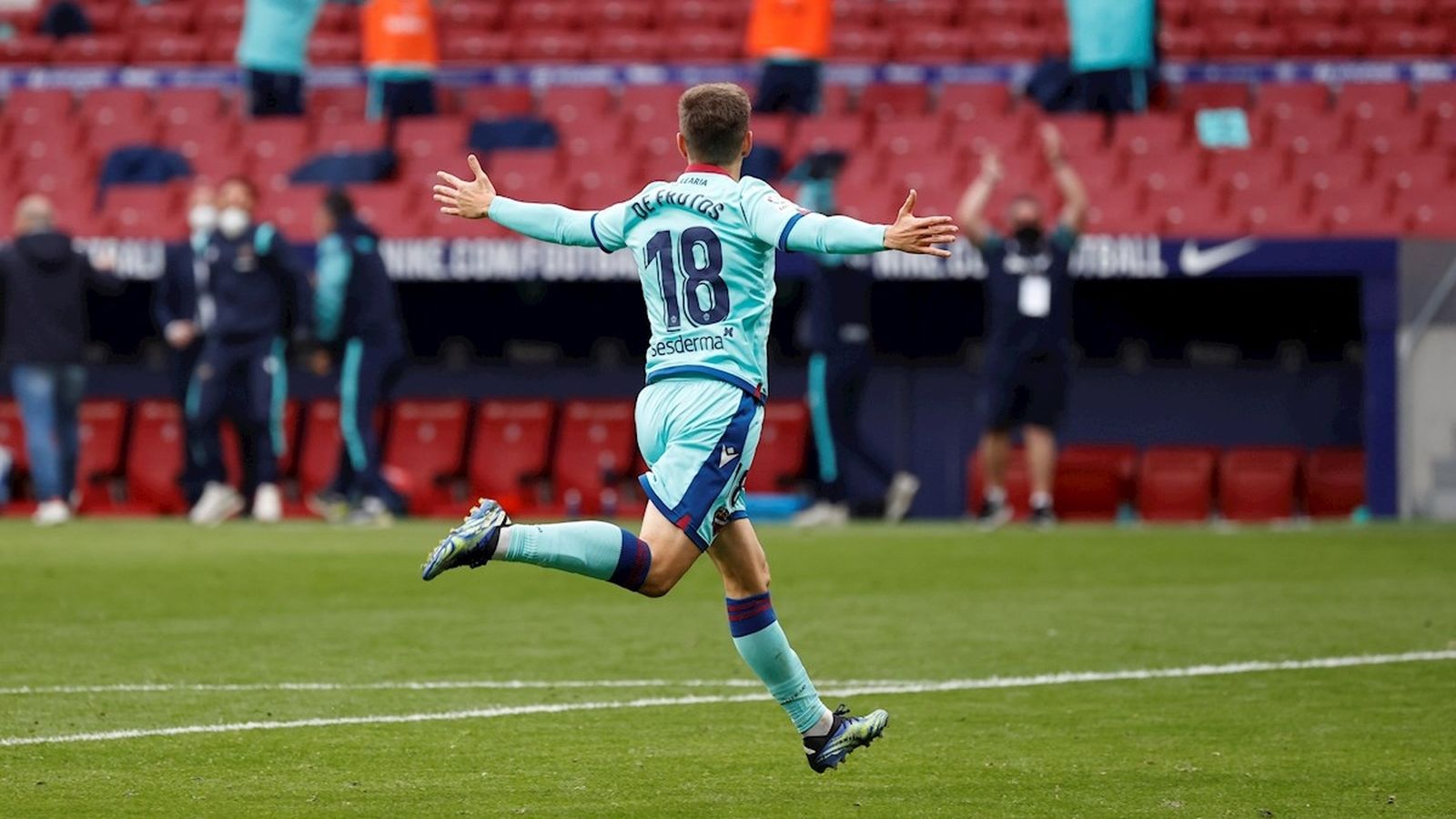 De Frutos celebra el segon gol del Llevant