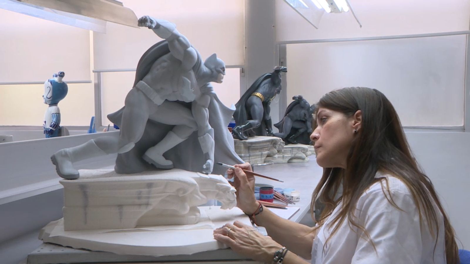 Elaboración de una de las figuras de serie limitada, una pieza de Batman valorada en 2.500 euros