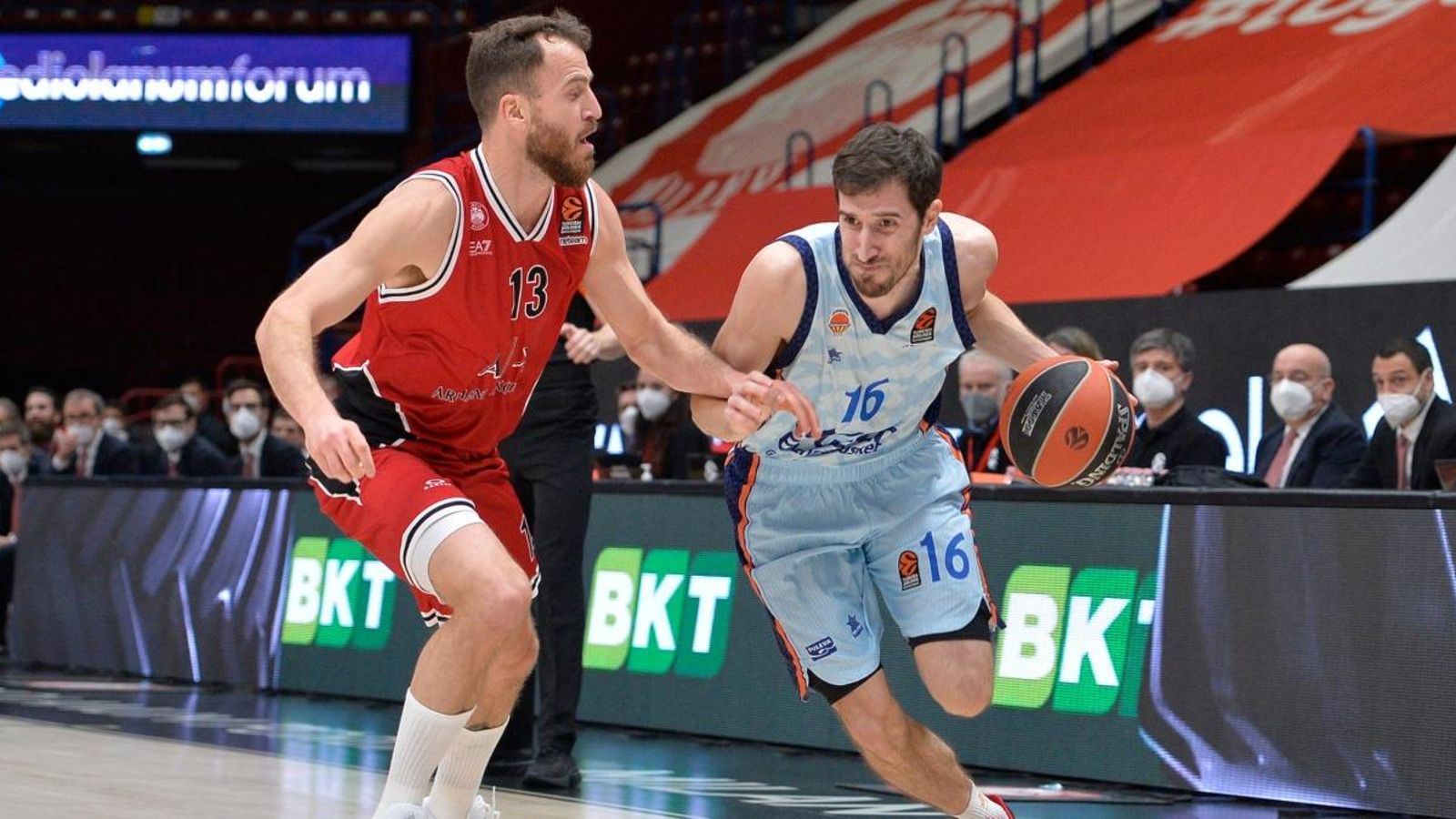 Guillem Vives en una acció davant el 'Chacho' en l'últim partit