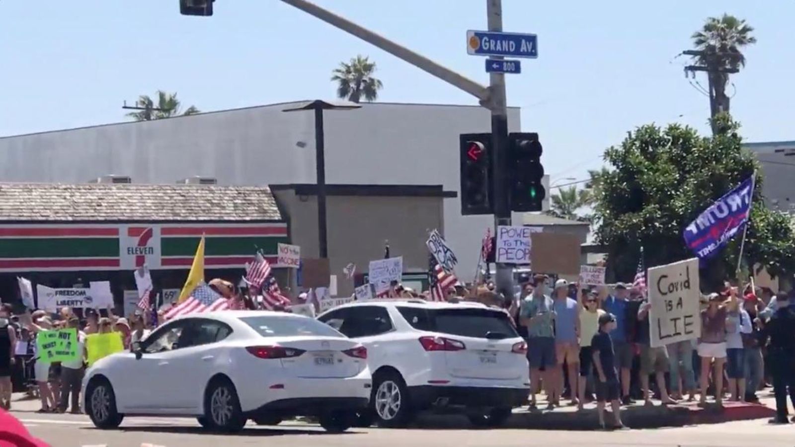 Un grup d’opositors al confinament es manifesten a San Diego, Califòrnia, aquest diumenge