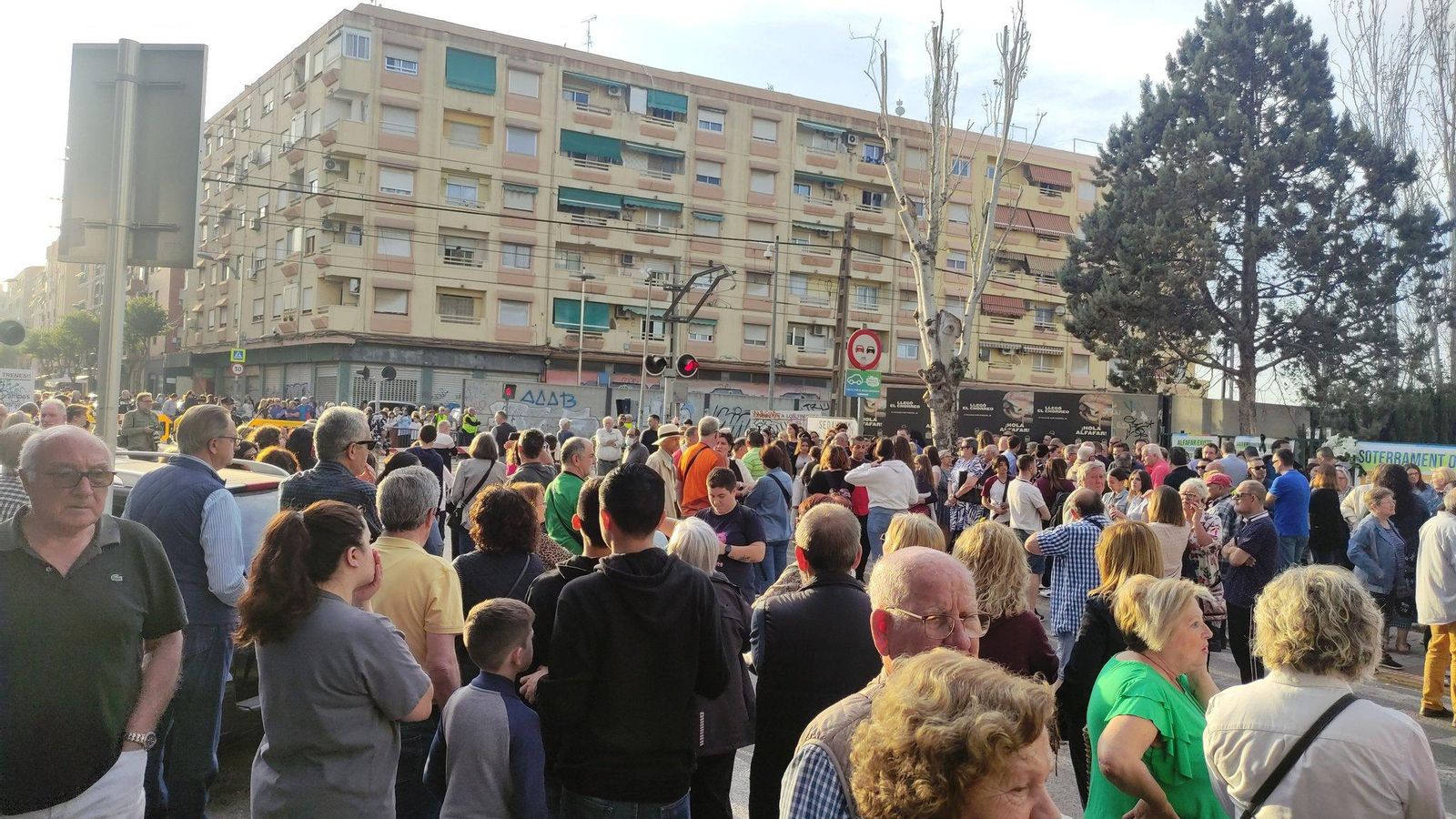 Imatge de la concentració d'aquest dijous al pas a nivell d'Alfafar i Sedaví per demanar solucions i recordar la víctima