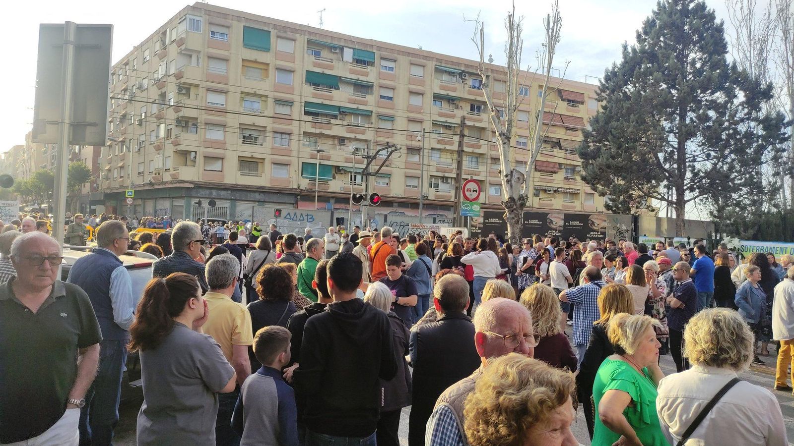 Imatge de la concentració d'aquest dijous al pas a nivell d'Alfafar i Sedaví per demanar solucions i recordar la víctima