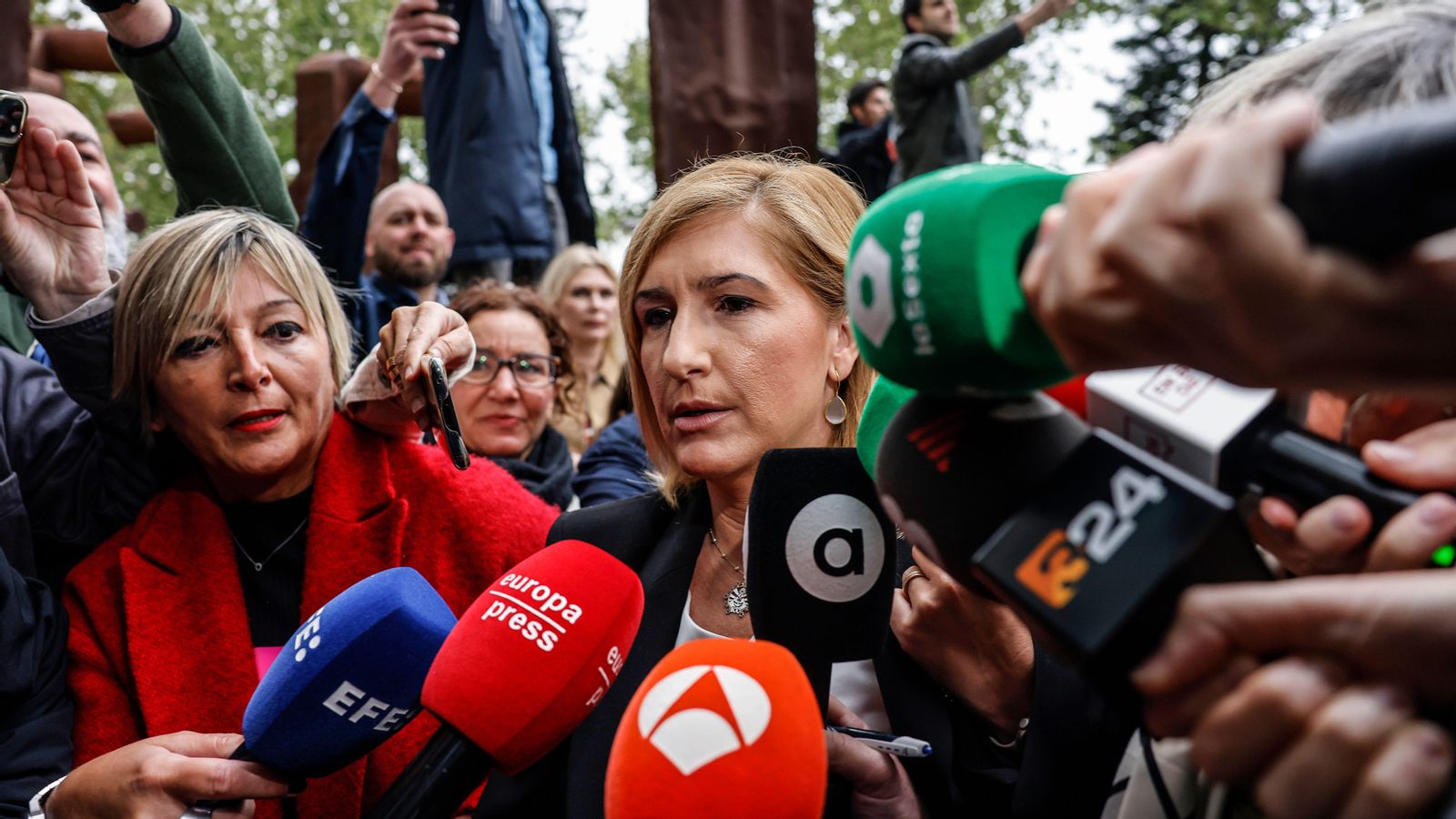 L'exconsellera de Justícia i Emergències Salomé Pradas, l'11 d'abril de 2025, a les portes de la Ciutat de la Justícia de València