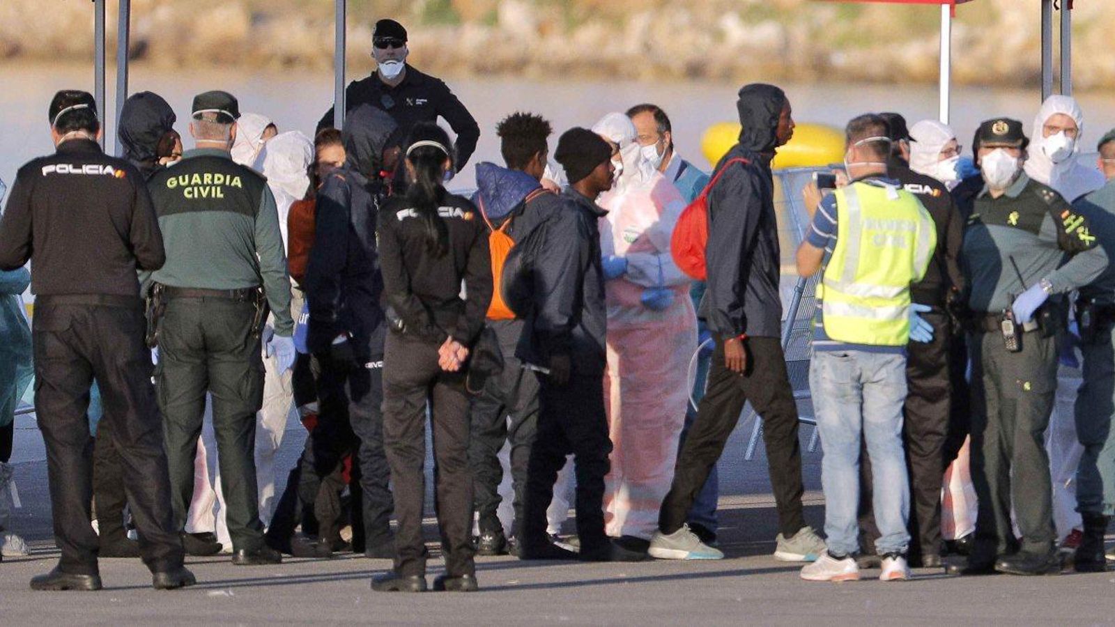 Els migrants del Dattilo són assistits en l'arribada al port de València Els migrants del Dattilo són assistits en l'arribada al port de València