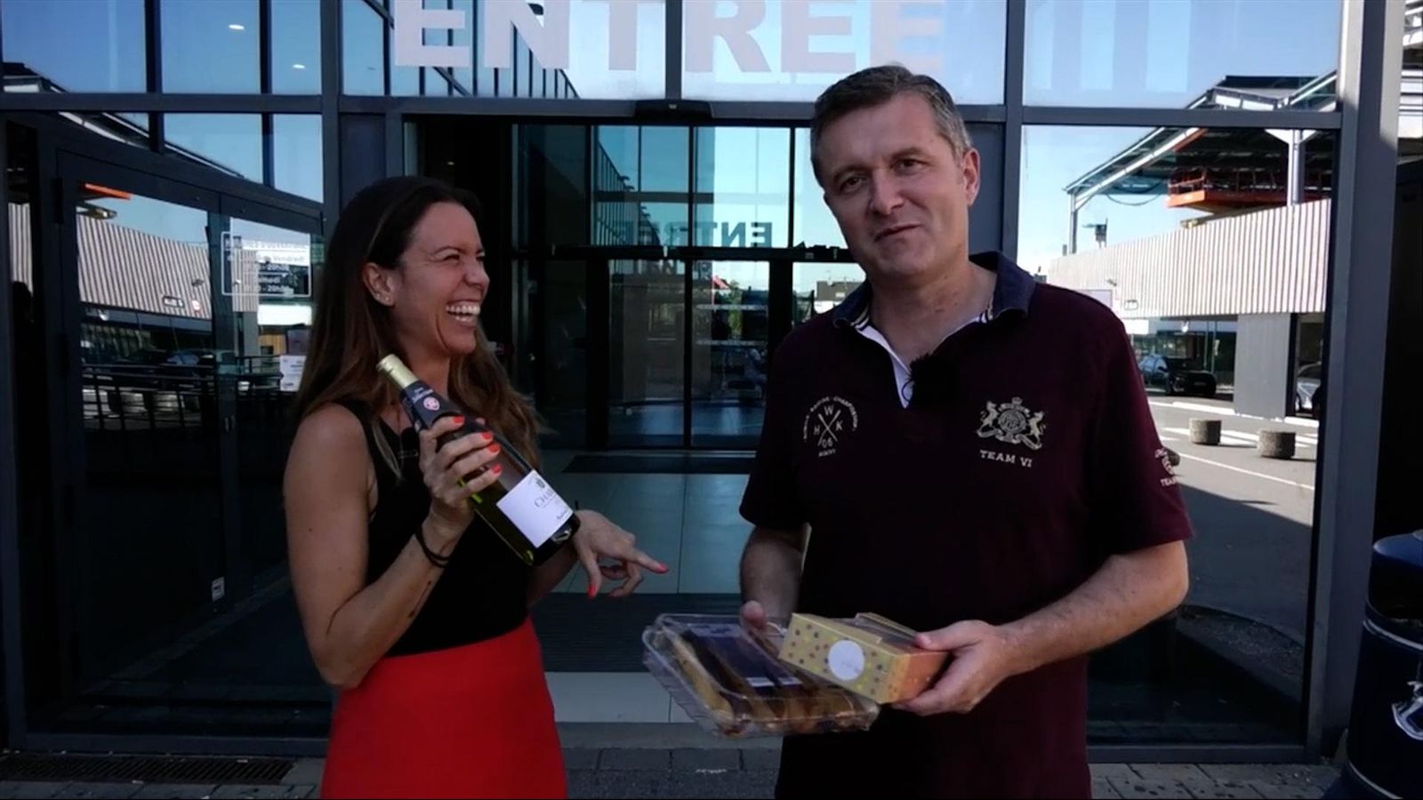 Javier Gilabert mostra a Cris Orts com estaviar travessant les fronteres de Basilea