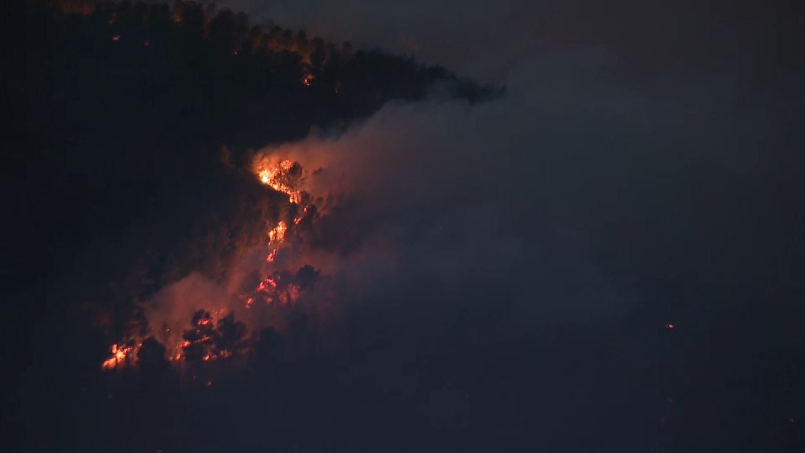 L'incendi de Tuéjar durant la nit dimarts