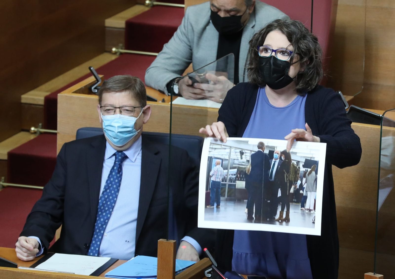 Fotografia, del 22 de setembre del 2021, en la qual es veu Francisco Camps, Cristina Seguí i Alberto de Rosa parlant a l'estació de l'AVE a Atocha, Madrid