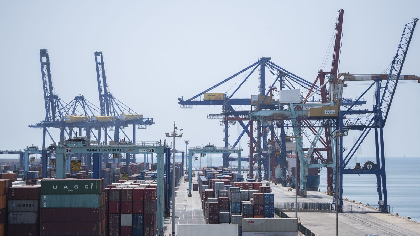 Vista d'un moll del port de València