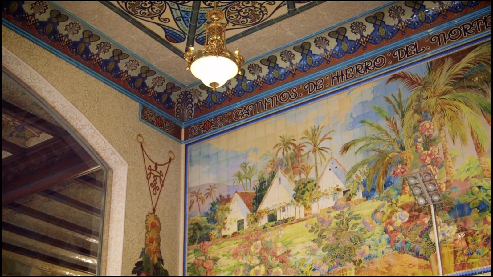 Als mosaics de l'interior de l'estació encara es pot llegir el nom de la companyia ferroviària "Camins de Ferro del Nord"