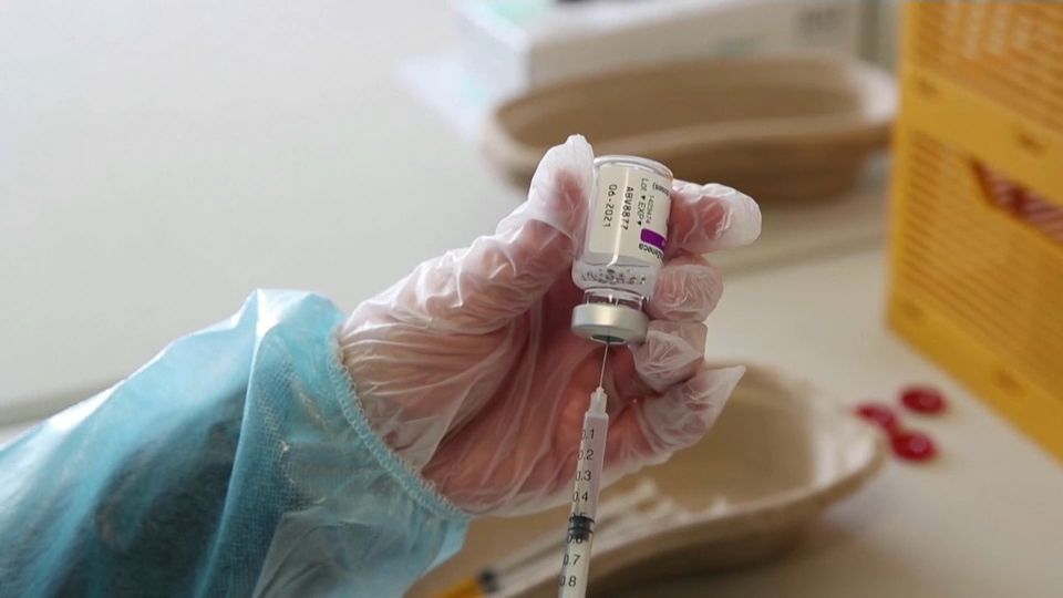 Personal sanitari extrau una dosi de la vacuna d'AstraZeneca Vacuna Astrazeneca en Les notícies de la nit