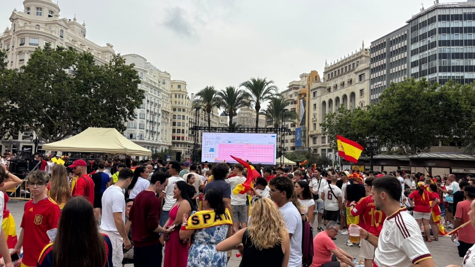 L'afició, reunida a la plaça de l'Ajuntament de València per a vore la final Espanya-Argentina, este diumenge