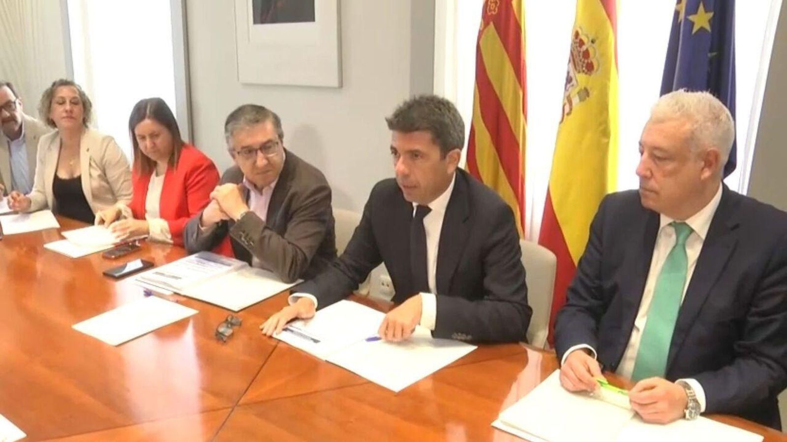 El president, Carlos Mazón, i el conseller d'Educació, José Antonio Rovira, durant la constitució de la mesa permanent per a la universalitat de l'educació de zero a tres anys