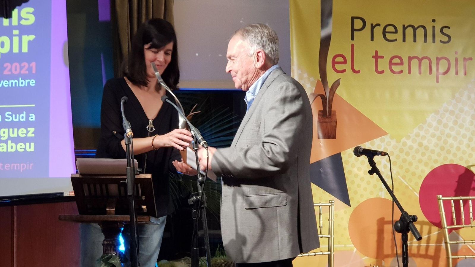 Marina Macià, secretària d'El Tempir, lliura el guardó a Emili Rodríguez-Bernabeu