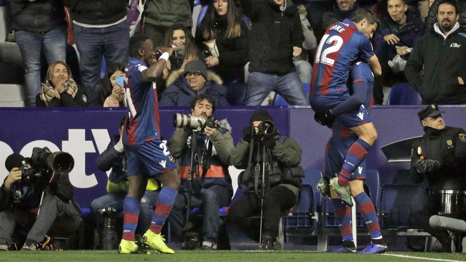 Els jugadors del Llevant UE celebren el segon gol contra el FC Barcelona