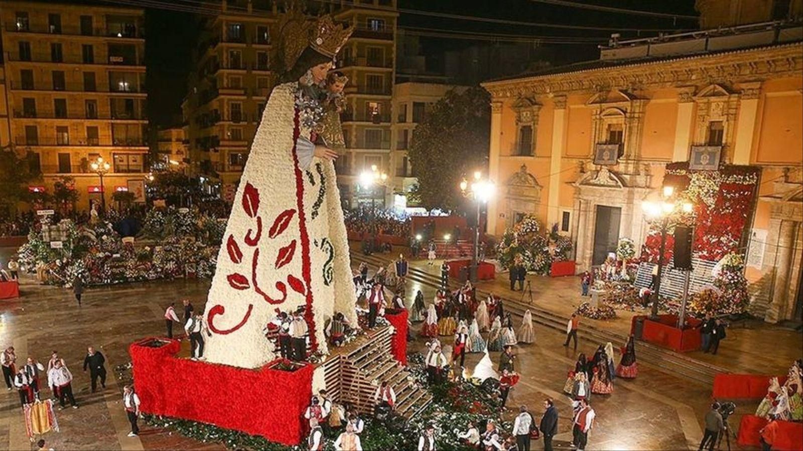 Imatge d'arxiu d'una ofrena de flors a la Mare de Déu dels Desemparats en Falles