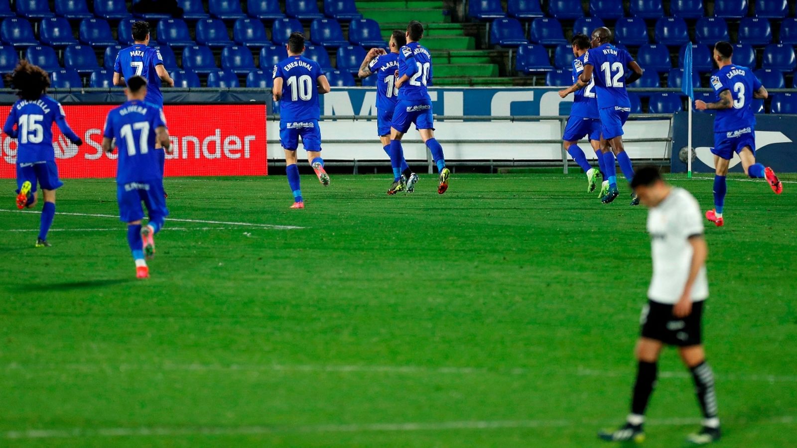 Maxi Gómez es lamenta després del primer gol del Getafe