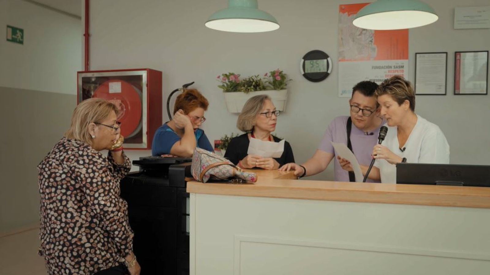 Amparo durant el seu programa ràdio amb un grup de persones residents que hi participen