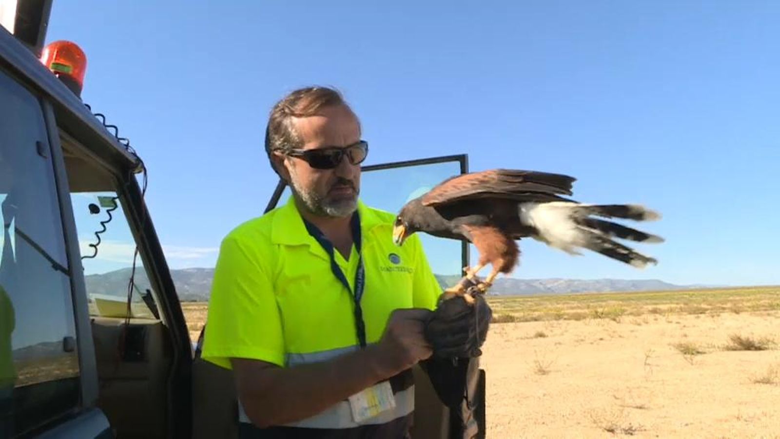 Pablo es prepara per a espantar les aus de l'aeroport