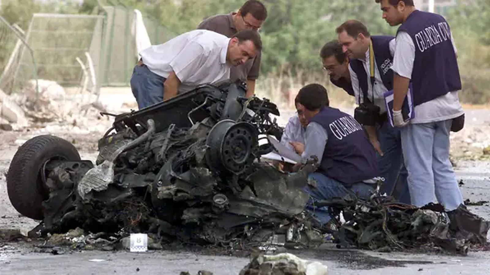 Guàrdies civils examinen les restes del cotxe bomba que ETA va fer esclatar a Santa Pola el 4 d'agost de 2002
