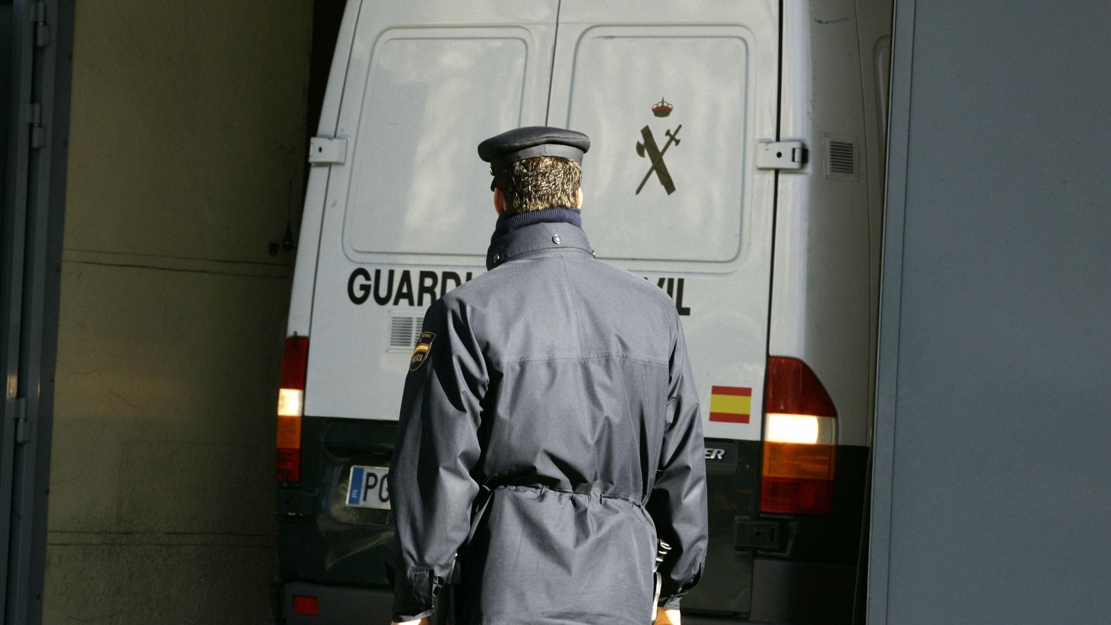 Un agent vigila l'arribada de l'etarra Ainhoa Múgica Goñi a Espanya en un furgó de la Guàrdia Civil el 2009