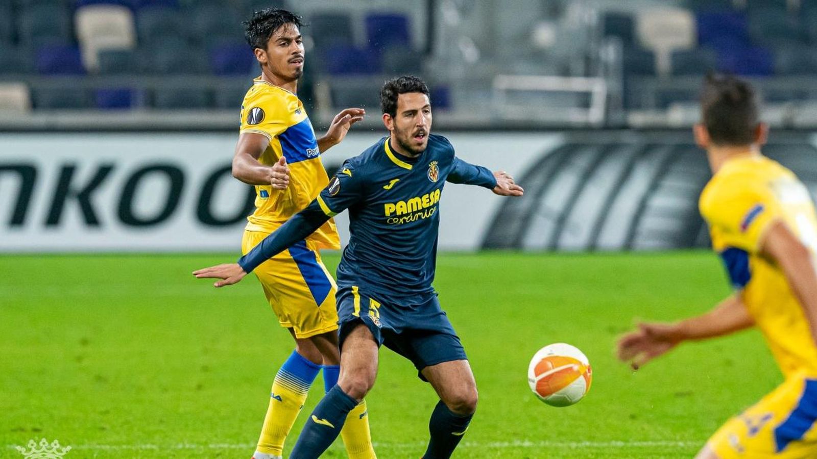 Dani Parejo disputa una pilota en el partit contra el Maccabi