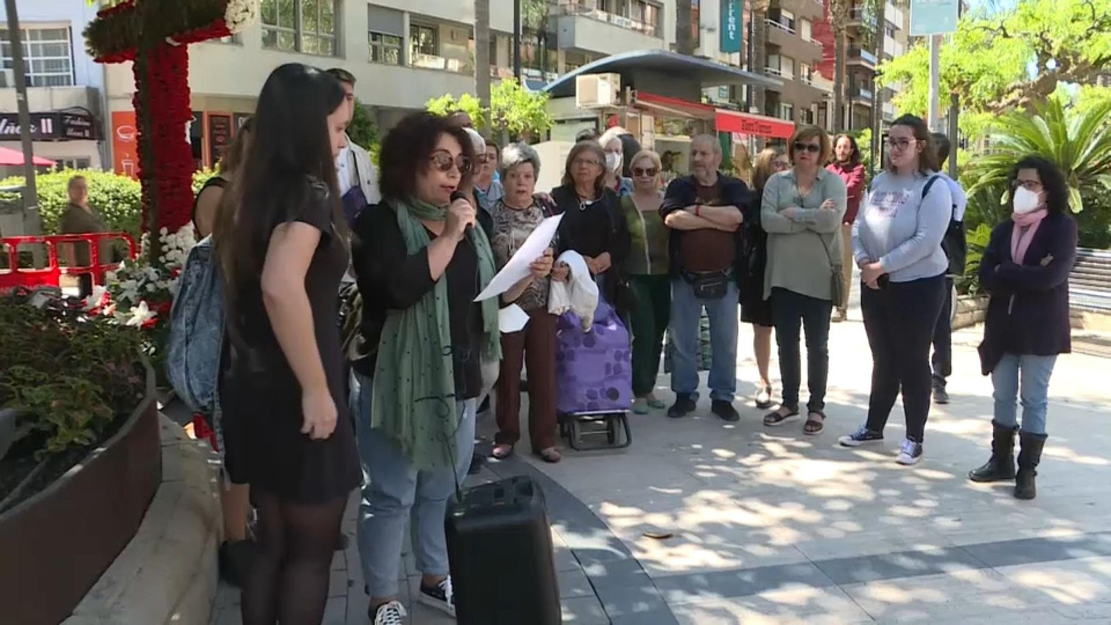Alguns dels assistents a la concentració convocada per l'Assemblea feminista de Torrent aquest divendres al migdia