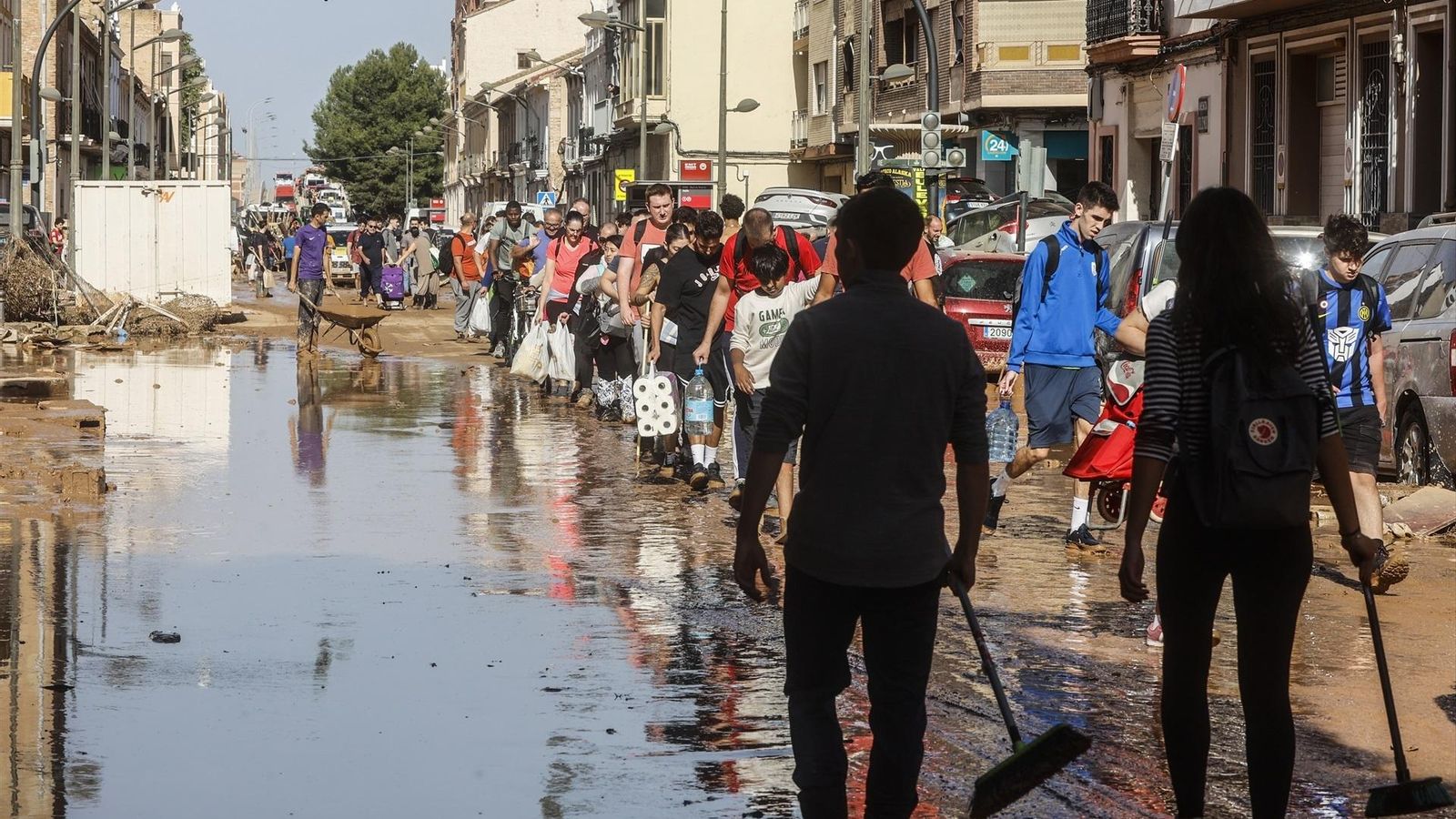 Una columna de voluntaris, al barri de la Torre, dos dies després de les inundacions