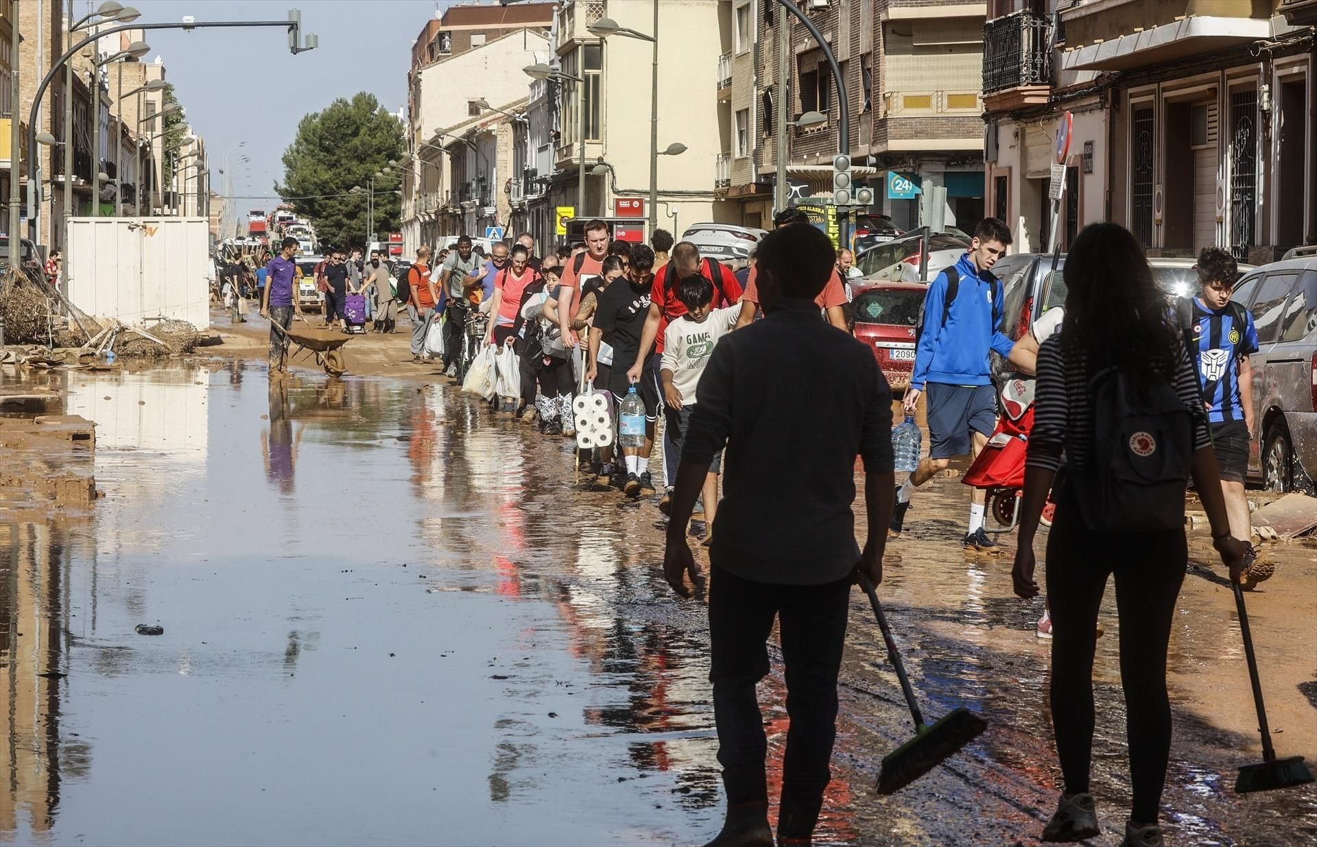 Una columna de voluntaris, al barri de la Torre, dos dies després de les inundacions Una columna de voluntaris, al barri de la Torre, dos dies després de les inundacions