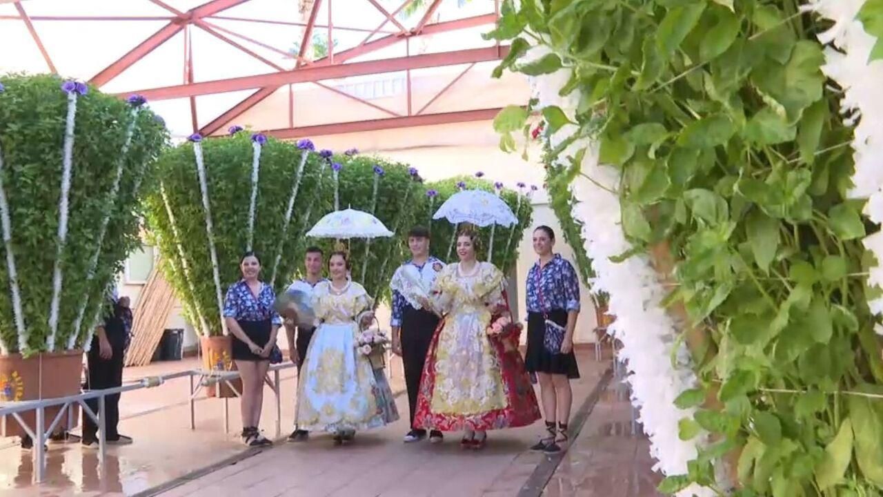 Dos de les obreres envoltades de les alfàbegues que s'ofrenen a la Mare de Déu de l'Assumpció
