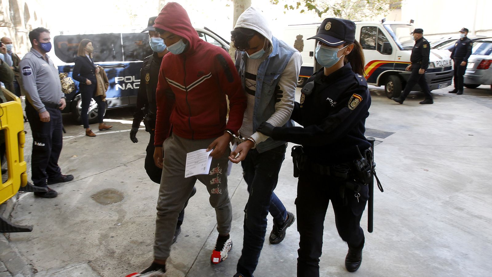 Dos dels detinguts, a la seua arribada al Jutjat penal Número 7 després de ser acusats per l'episodi que divendres passat va obligar a tancar l'Aeroport de Palma