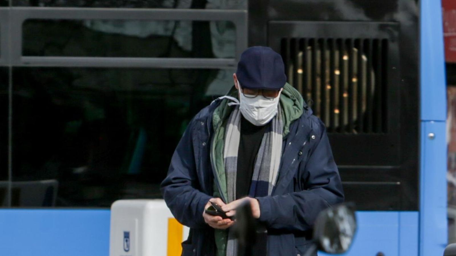 Un home porta mascareta per a protegir-se del coronavirus Un home porta mascareta per a protegir-se del coronavirus