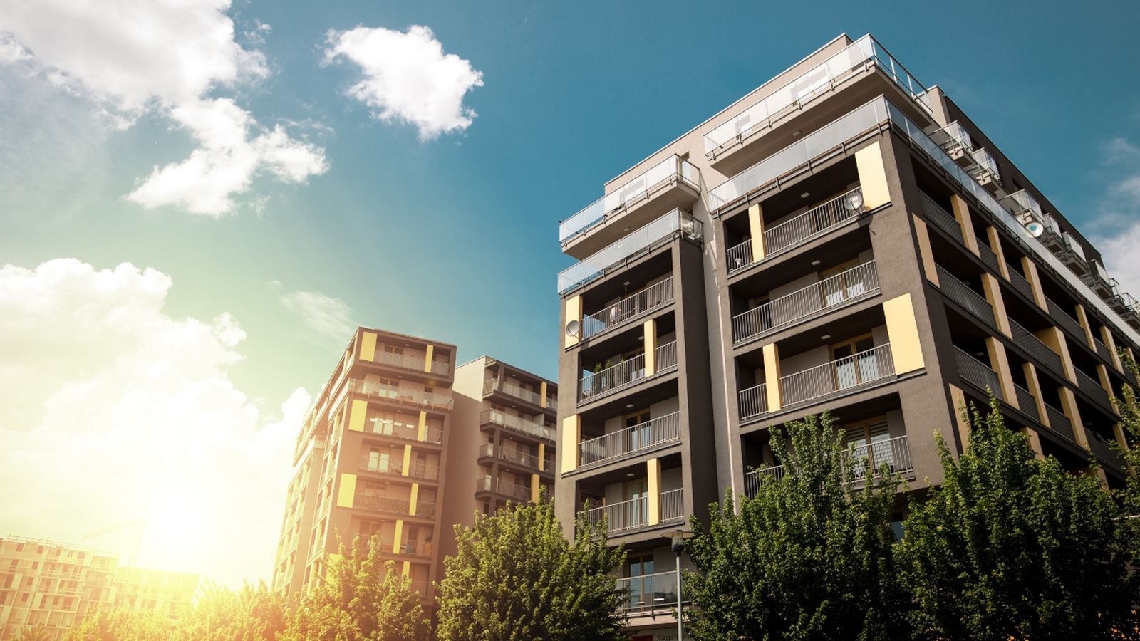 Imatge en què apareixen diversos edificis en un dia assolellat