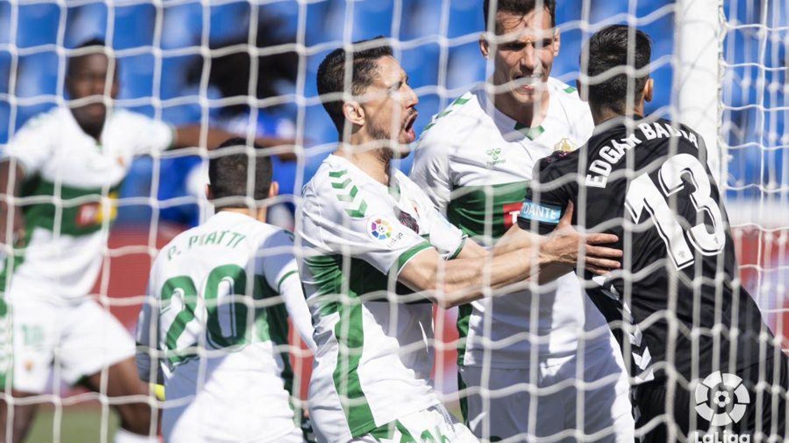 Els jugadors de l'Elx feliciten Édgar Badia després d'aturar el penal