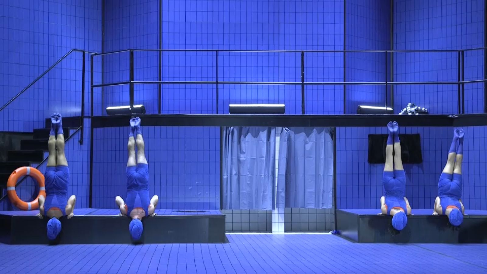 Una de les escenes d''En la oscuridad, todo se mueve', l'espectacle de dansa dirigit per la Paula Serrano, on l'escenari es converteix en una piscina