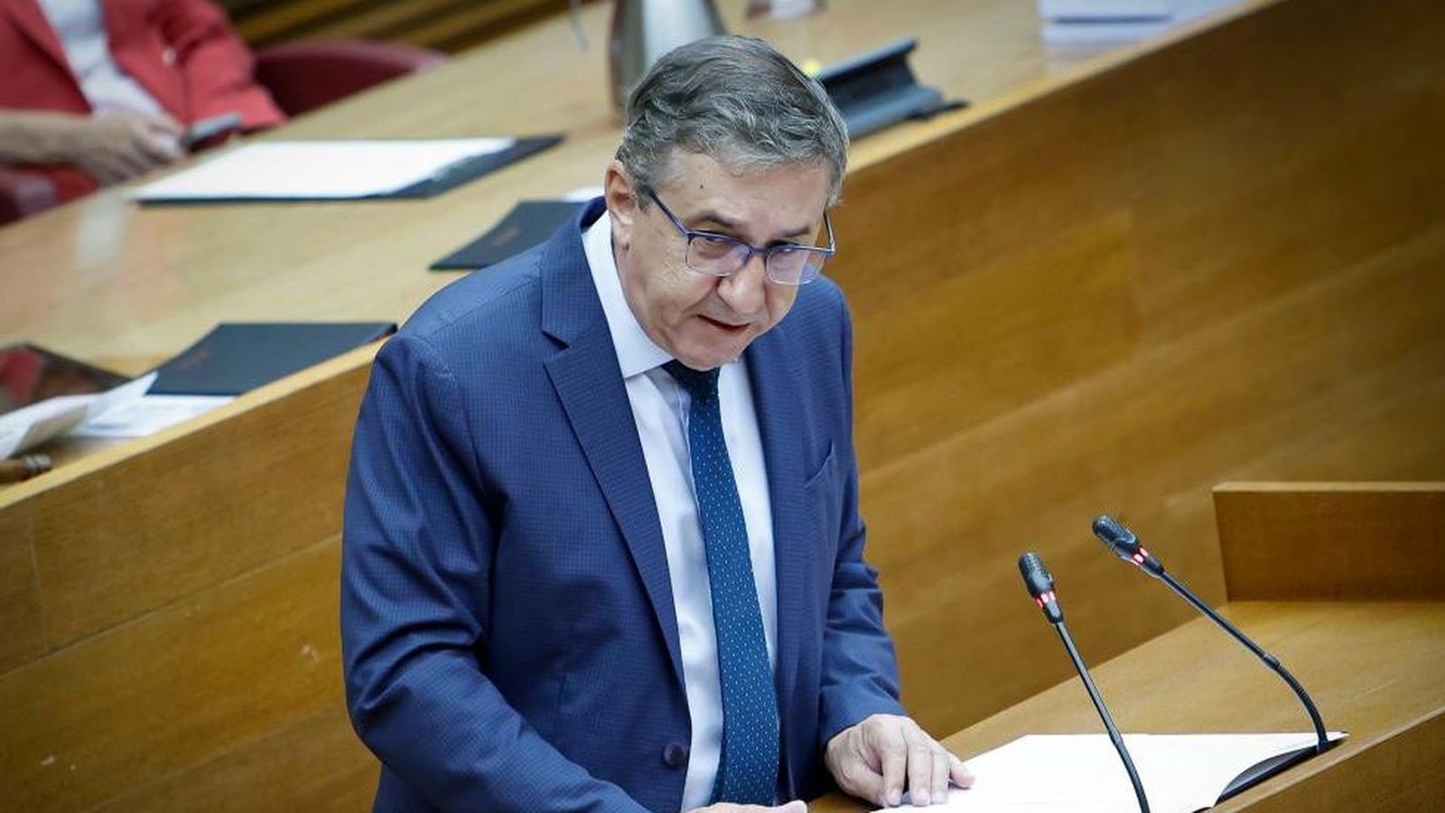 José Antonio Rovira, conseller d'Educació, Universitats i Ocupació, a les Corts