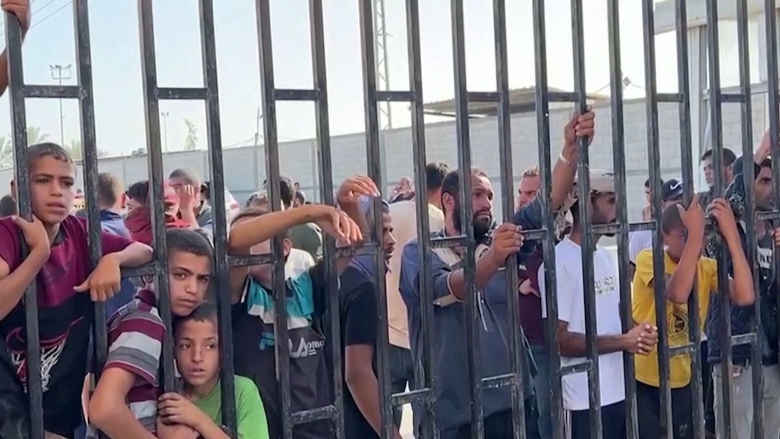 Un grup de ciutadans de la Franja de Gaza espera a la frontera amb Egipte