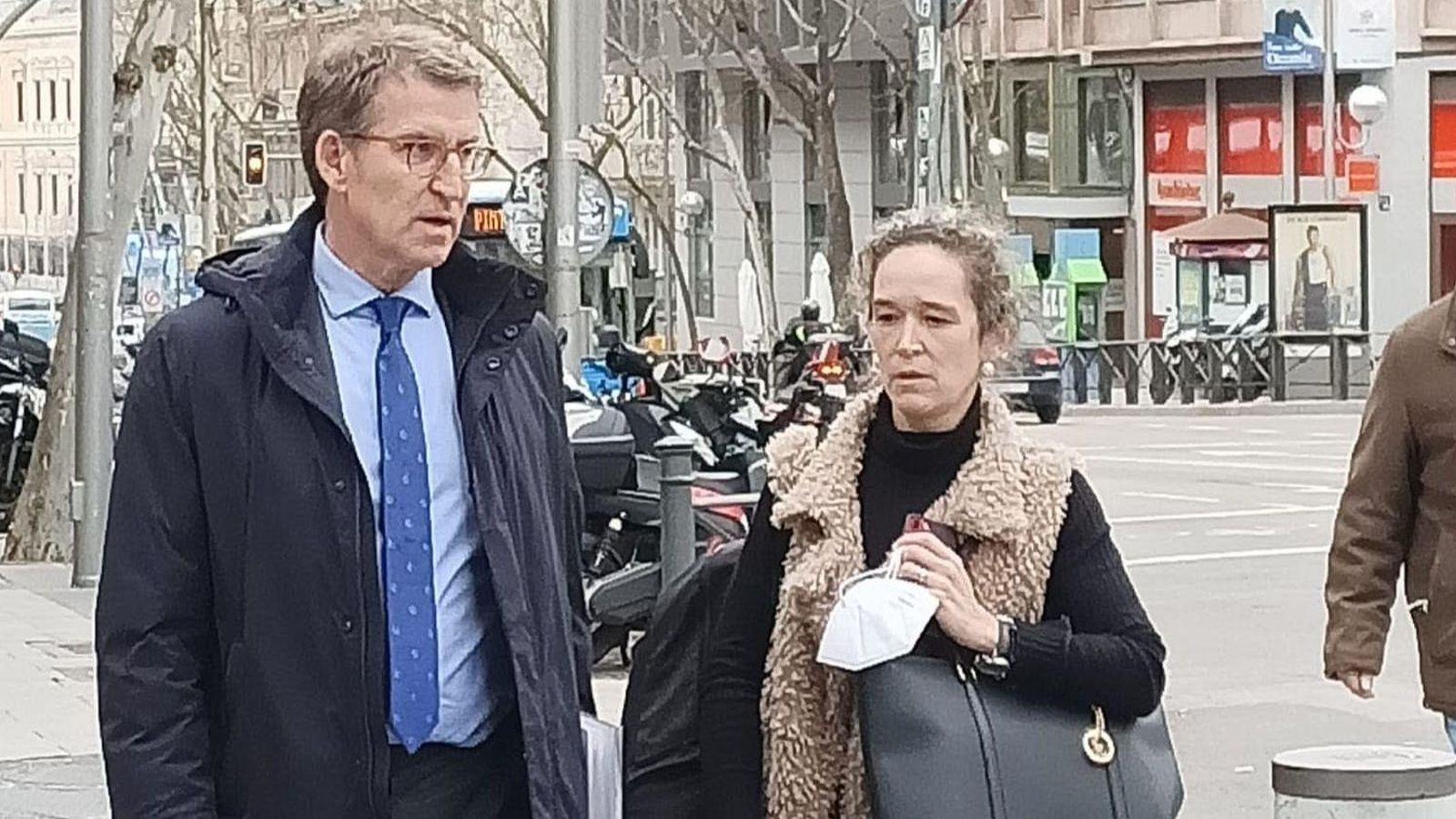 Feijóo arriba a la seu nacional del PP per a presentar la seua candidatura a presidir el PP