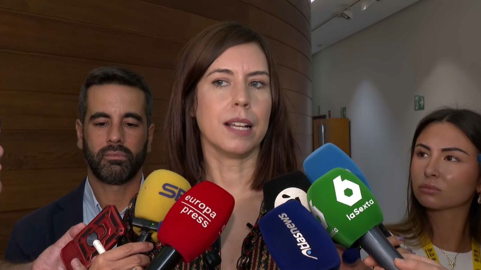 La secretària general del PSPV, Diana Morant, atén la premsa a les Corts